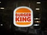 Cartel de un restaurante Burger King en foto de archivo.