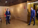 El presidente del PP, Alberto Núñez Feijóo (i), espera al presidente del Gobierno en funciones y líder del PSOE, Pedro Sánchez (d), a su llegada a una reunión en el Congreso de los Diputados, a 30 de agosto de 2023, en Madrid (España).