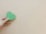 El corazón verde puede simbolizar diversos estados emocionales, como los celos, la envidia o los buenos deseos relacionados con la salud, y además ha adquirido un significado más icónico relacionado con algunos grupos musicales.