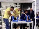 Empleados de IKEA en una demostración de montaje de una silla.