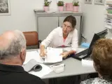 Imagen de archivo de dos personas mayores durante una consulta con su médica.
