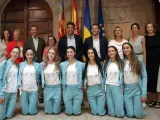 Las gimnastas medallistas de bronce mundiales, de rodillas en una foto con el Govern valenciano.