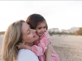 Mari Carmen Aranda, junto a su hija Carmen, con autismo.