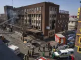 Sanitarios y equipos de emergencia trabajan en las inmediaciones del edificio incendiado en Johannesburgo (Sudáfrica).