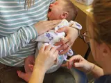 Un beb&eacute; recibe una vacuna, en una imagen de archivo.