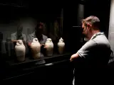Vasos canopos de alabastro, en la exposición 'Hijas del Nilo' del 3 de julio de 2022.