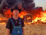 El 'youtuber' WhistlinDiesel graba como su Ferrari arde en llamas.