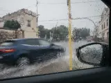 Un coche circula bajo la lluvia, este sábado en Castellón.