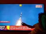 Un niño observa por televisión el lanzamiento de la primera misión espacial de la India que estudiará el Sol.