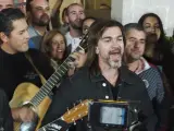 El cantante colombiano Juanes, cuyo concierto este sábado en Mérida (Badajoz) fue suspendido por la lluvia, ha querido compensar y sorprender a sus seguidores al interpretar tres canciones a las puertas del hotel en el que se alojaba.