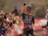 El ciclista alemán Lennard Kämna del equipo Bora-Hansgrohe celebra la victoria en la novena etapa de la Vuelta a España.