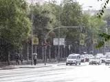 Varios coches circulan bajo la lluvia en Madrid