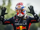 Verstappen alza los diez dedos por sus diez victorias seguidas.