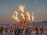 Así es Burning Man, el peculiar festival que se celebra en el desierto de Nevada donde han quedado atrapadas más de 70.000 personas