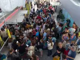 Cientos de viajeros con sus viajes cancelados esperan en la Estación de Atocha-Almudena Grandes, Madrid.