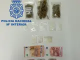 La Policía Nacional intervino al detenido once bolsitas con varias sustancias estupefacientes, listas para su distribución.