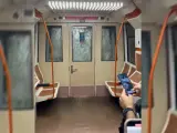 Un vagón de la Línea 5 del Metro de Madrid se ha inundado parcialmente a causa de las precipitaciones intensas que han sacudido la Comunidad. En un vídeo viral difundido en redes sociales, se puede ver cómo una cascada de agua cae de forma intensa hacia el vagón, que empieza a inundarse poco a poco.