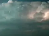 Las espectaculares tormentas producidas por la DANA, vistas a través de la ventanilla de un avión