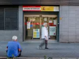 Un hombre camina delante de una oficina del SEPE en Madrid el pasado agosto.