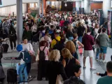 Cientos de viajeros con sus viajes cancelados esperan en la Estación de Atocha-Almudena Grandes, a 3 de septiembre de 2023, en Madrid (España).