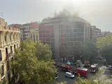 Ascienden a cuatro las personas que han resultado heridas leves en el incendio de este martes por la mañana en un bloque de oficinas ubicado en la antigua sede del diario 'Tele/eXpres' en la esquina de la calle Aragón con Roger de Flor de Barcelona.