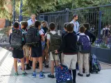 Varias niños a la entrada del colegio de la Alameda de Osuna, en Madrid.