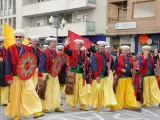 Mazón, en el centro de la imagen, este martes, desfilando con la comparsa Moros Nuevos en Villena (Alicante).