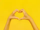 El corazón amarillo debe su popularidad a la aplicación de mensajería Snapchat, donde los usuarios pueden compartir fotos y vídeos con los demás.