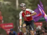 Jesús Herrada celebrando la victoria en La Vuelta a España con final en La Laguna Negra