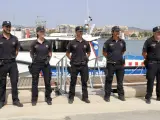 Agentes y una embarcación de los Mossos que participarán en el dispositivo.