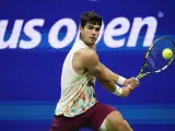 Carlos Alcaraz, de España, devuelve un golpe a Alexander Zverev, de Alemania, durante los cuartos de final del Abierto de tenis de Estados Unidos