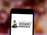Logo de los Premios Grammys en la pantalla de un smartphone.