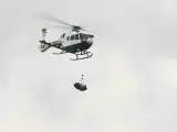 Imagen del traslado en helicóptero de uno de los cuerpos encontrados.