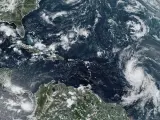 Imagen de satélite proporcionada por la Administración Nacional Oceánica y Atmosférica muestra el huracán Lee, a la derecha, en el centro del Océano Atlántico tropical.