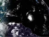 Fotografía satelital de la Oficina Nacional de Administración Oceánica y Atmosférica (NOAA) donde se muestra la localización del huracán Lee por el Atlántico.