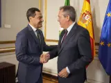 El presidente de la Junta de Andalucía, Juanma Moreno, y el secretario general del PSOE-A, Juan mEspadas.