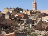 El minarete de una mezquita se asoma detrás de decenas de casas dañadas o destruidas tras el terremoto en Moulay Brahim, provincia de Al-Haouz (Marruecos).