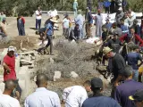 Varias personas entierran a sus fallecidos en la aldea de Tafagajt, en Marruecos, cerca del epicentro del devastador terremoto.