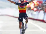 Evenepoel celebra su victoria de etapa en La Vuelta.