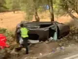 Imagen del accidente ocurrido en La Adrada con dos víctimas mortales y dos heridos grave que viajaban con una quinta persona, la conductora, en un coche.