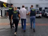 Agentes de la Guardia Civil detienen al empresario