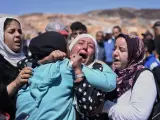 Mujeres lloran la perdida de sus seres queridos fallecidos en el terremoto, a 10 de septiembre de 2023, en Moulay Brahim, provincia de Al Haouz (Marruecos).