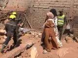 Gritos de dolor de una mujer en Marruecos al recuperar el cuerpo de su padre sepultado por el terremoto