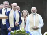 Nadia Calvi&ntilde;o (2d) junto al presidente de EE UU Joe Biden (2i) y el primer ministro de India/Bharat Narendra Modi (d) durante la visita este domingo de los l&iacute;deres del G20 al Raj Ghat, en memoria de Gandhi.