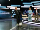 El príncipe Harry, jugando al fútbol en la tele alemana.