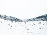 La transparencia del agua no es constante y puede variar bajo diversos factores, como la presencia de partículas.