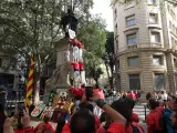 Una colla forma un castell para entregar su ofrenda floral en el monumento de Rafael Casanova en Barcelona, durante uno de los actos centrales de la Diada 2023.