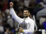 Djokovic posa con el trofeo del US Open, su vig&eacute;simo cuarto t&iacute;tulo de Grand Slam.