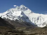 En los últimos años el Everest ha sufrido problemas de saturación y de acumulación de residuos porque se ha puesto de moda entre los ricos ascender al pico más alto del mundo. Esto no solo causa daños medioambientales, sino que también pone en riesgo a muchas personas al formarse largas colas en las laderas de la montaña.