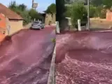 Un río de vino tinto inunda las calles de Anadia, en Portugal, tras la explosión de dos tanques en una bodega